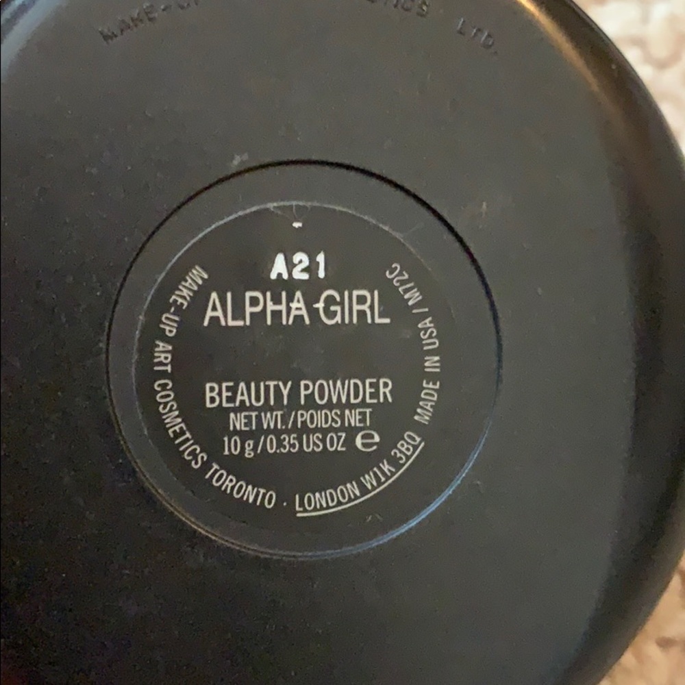 Mac Alpha Girl Beauty Powder